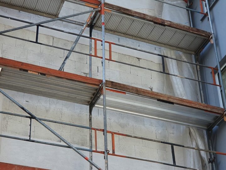 Putzabplatzung der großflächigen Art